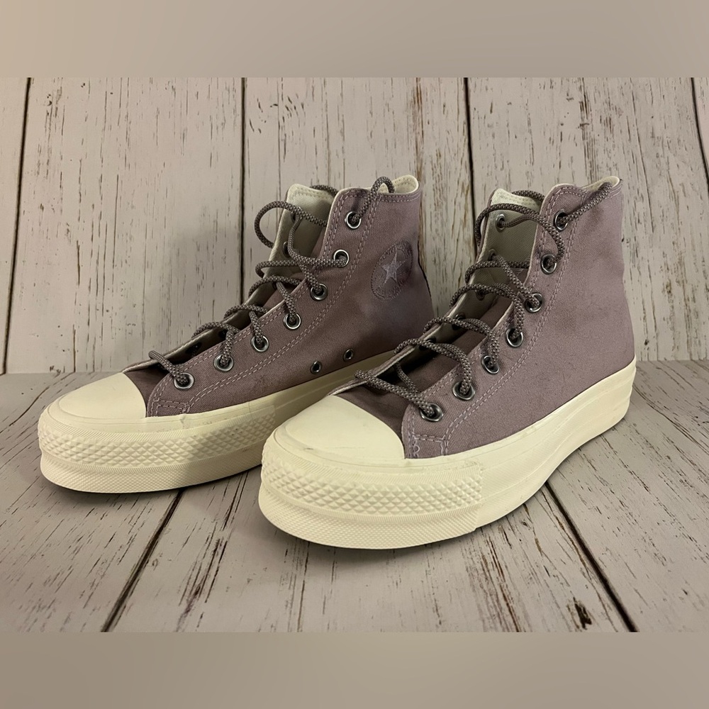 NWOT Converse Chuck Taylor All Star Lift Platform Canvas sneakers women’s size 9